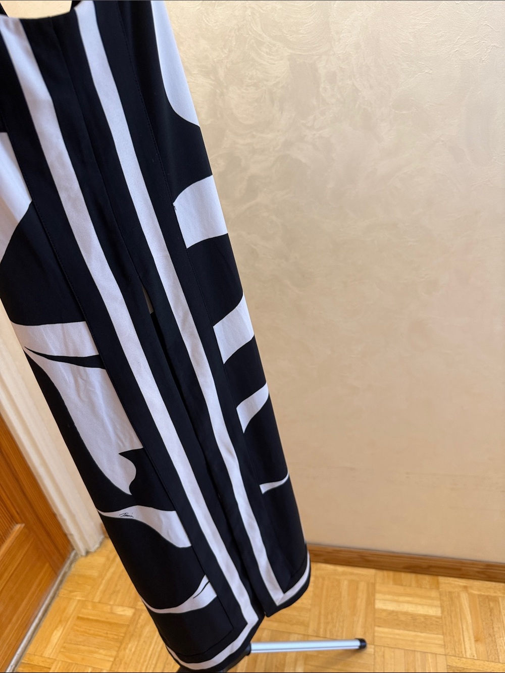 Trina Turk Black & White Abstract Sleeveless Shift Dress - Picture 4 of 10